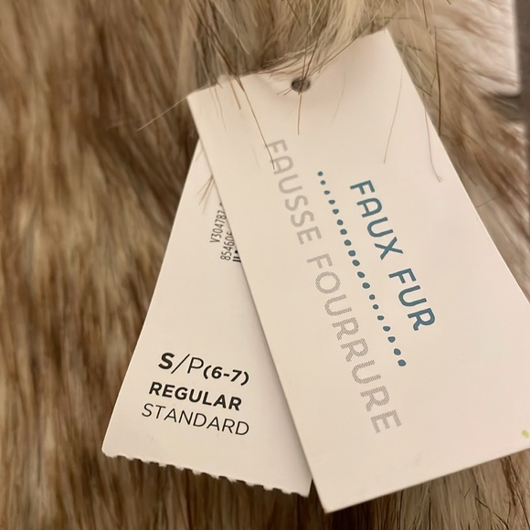 Unique find! ✨ faux fur vest - New With Tags!!! - Picture 2 of 5